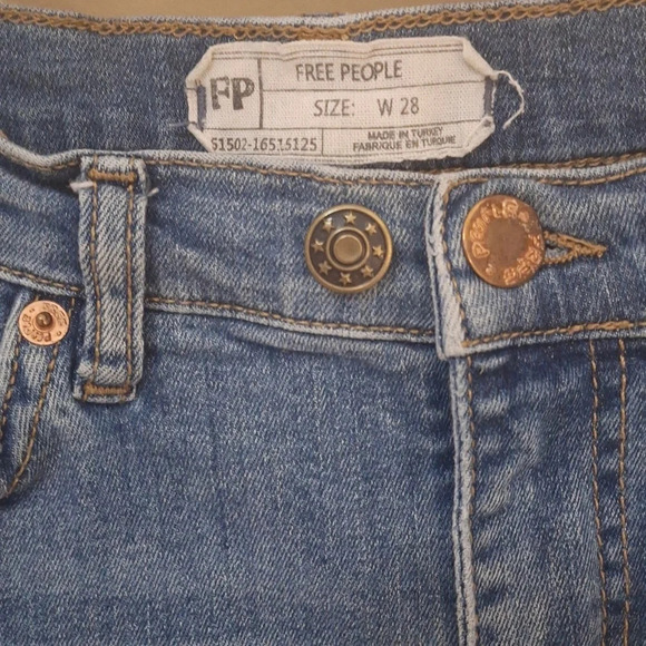 Free People distressed  frayed jeans Style 61502-16513125 SZ 28 - Picture 1 of 9